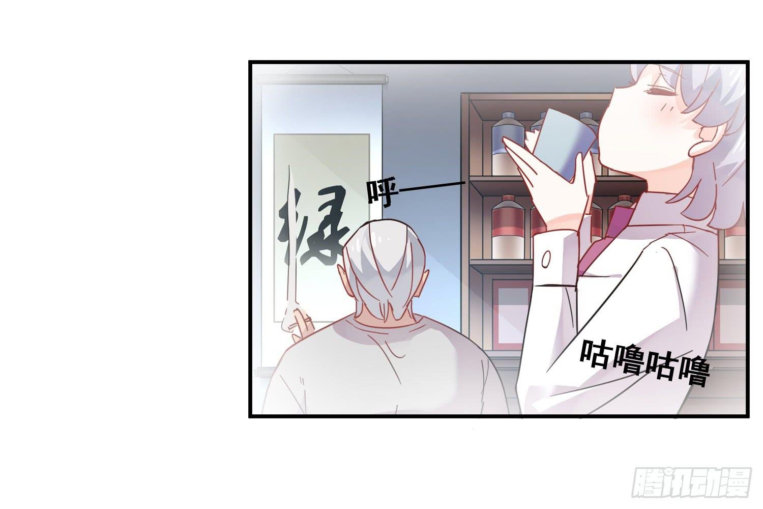 骑在狗背上的男孩