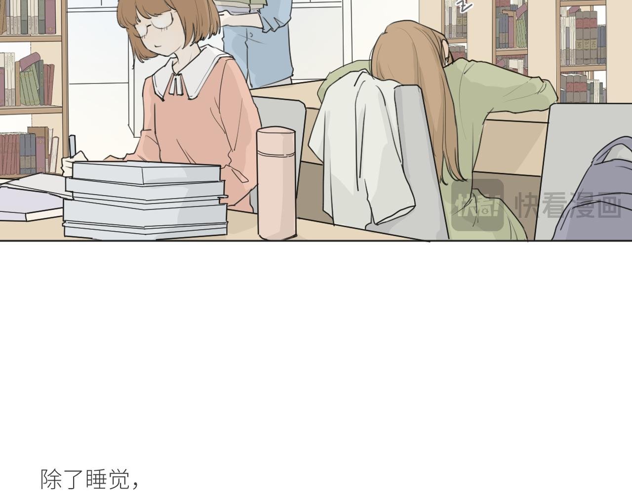 他坐下了。